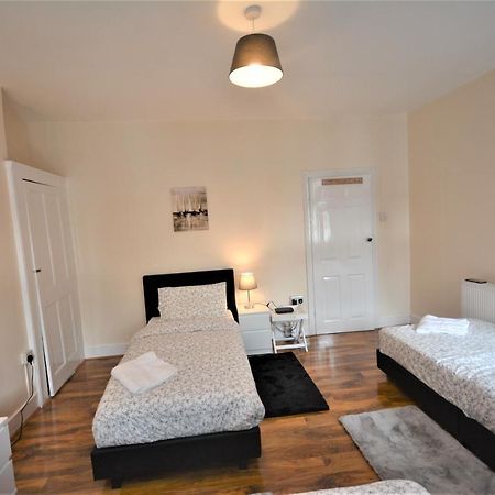 Cheerful 3 Bedroom Home In Greater Londyn Zewnętrze zdjęcie